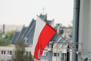 polska flaga na balkonie